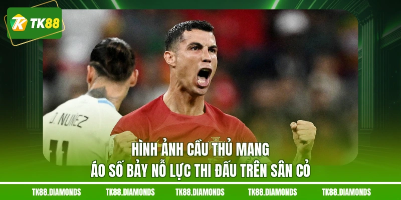 Hình ảnh cầu thủ mang áo số bảy nỗ lực thi đấu trên sân cỏ